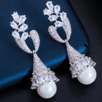 Elegant Symmetrical Leaf Dangling Pearl Earrings